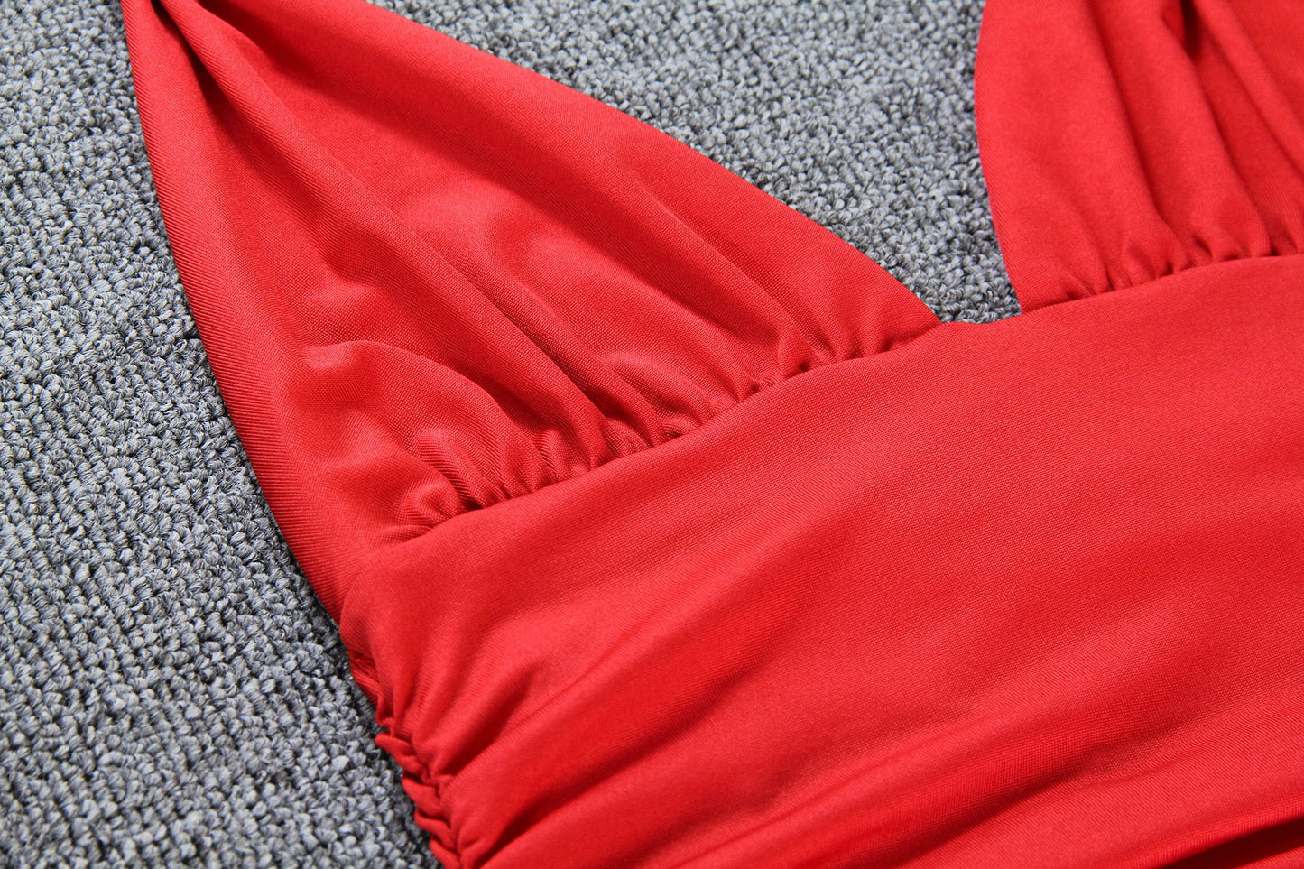 Kamilia - robe mini plissé à décolleté plongeant rouge
